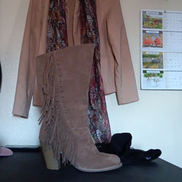 Boots - Picture 2 of 4